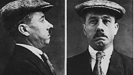 Fotos del prontuario de un hombre identificado como Ret Marut (B. Traven) cuando fue arrestado en Londres, en 1923. Fotos del prontuario de un hombre identificado como Ret Marut (B. Traven) cuando fue arrestado en Londres, en 1923.