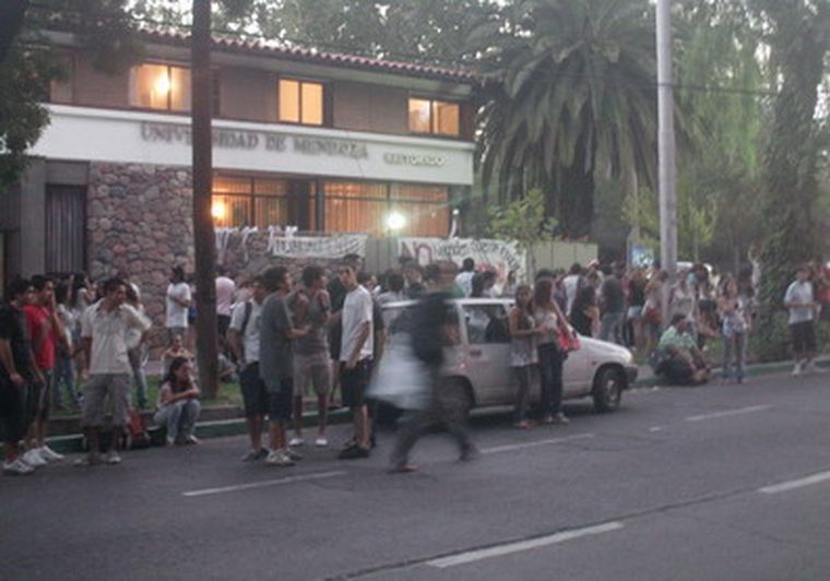 Los conductores tocaban bocina por pedido de los estudiantes. Foto: MDZ