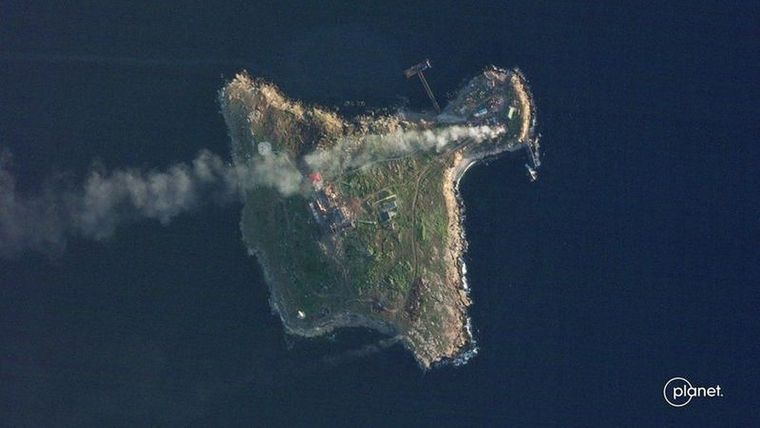 Rusia afirma que Ucrania fracasó en su intento por recuperar la isla, pero Reino Unido sostiene que la batalla no ha terminado. Foto: PLANET LABS PBC