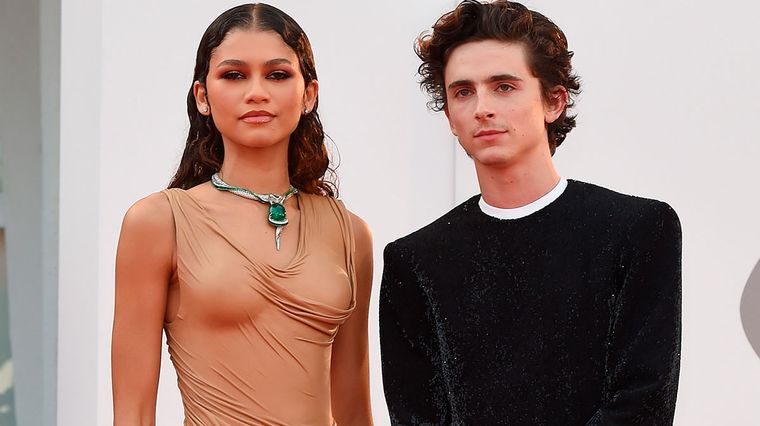 Foto: https://www.cosmopolitan.com.mx/entretenimiento-cultura/zendaya-y-timothee-chalamet-posan-juntos-y-enloquecen-a-fans-en-el-festival-de-venecia/