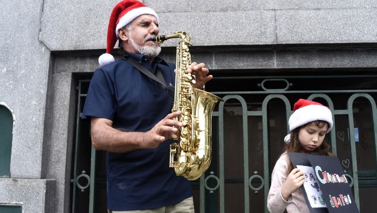 Orlando junto a su yerno y a su nieta, se dedicaron a que distintas personas en una situación de vulnerabilidad económica puedan tener una cena navideña. Foto: Juan Mateo Aberastain Zubimendi / MDZ.