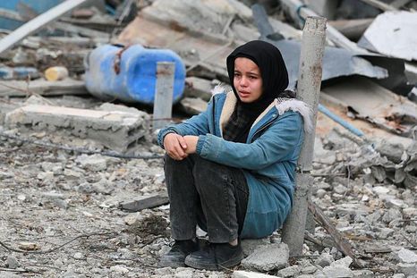 Una niña entre las ruinas de edificios en Gaza. Una niña entre las ruinas de edificios en Gaza.