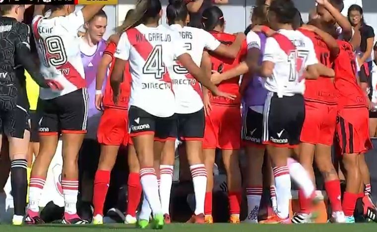 Las compañeras evitan las imágenes de Otazú en el suelo. Foto: Captura