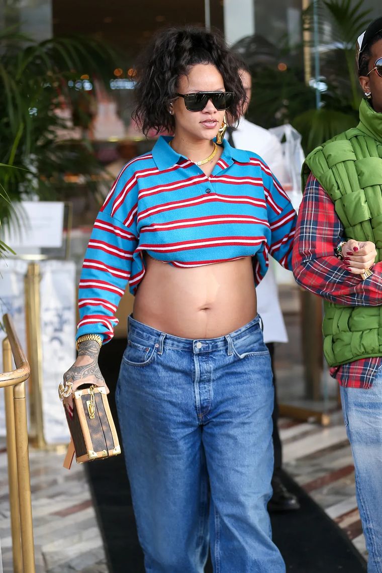 Hailey Bieber y Rihanna llevaron el mismo sweater a rayas Foto: Glamour