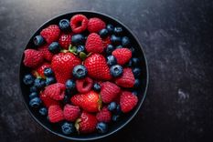 Puedes elegir los frutos que quieras ponerle a tus muffins Foto: Shutterstock