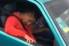 El conductor de otro vehículo intentó despertarlos pero no lo logró El conductor de otro vehículo intentó despertarlos pero no lo logró