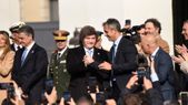 La interna libertaria quema las naves puertas adentro de la Casa Rosada, y las cámaras fotográficas se convierten en implacables detectoras de la realidad. La interna libertaria quema las naves puertas adentro de la Casa Rosada, y las cámaras fotográficas se convierten en implacables detectoras de la realidad.