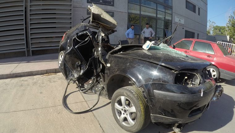 El vehículo en el que viajaban los jóvenes quedó irreconocible luego del fatal accidente. Foto: ALF PONCE MERCADO / MDZ