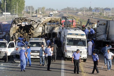La tragedia del Acceso Este a la altura de San Martín dejó como saldo 16 víctimas fatales Foto: ALF PONCE MERCADO / MDZ