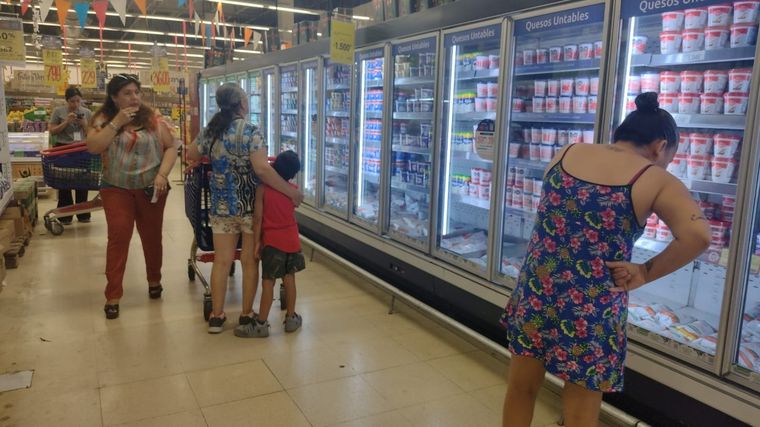 Supermercados Buscar precios en medio de la crisis económica, aunque empiezan a desacelerarse los aumentos. Foto: Micaela Blanco Minoli / MDZ