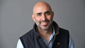 llevo su pasion musical al vino, lidera una bodega de elite y hoy es el mejor enologo de argentina