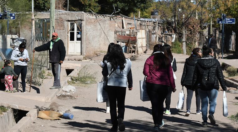Censistas recorriendo el Barrio Olivares Foto: ALF PONCE MERCADO / MDZ