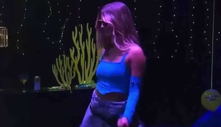 Baile sensual Julieta Poggio la rompió en la pista