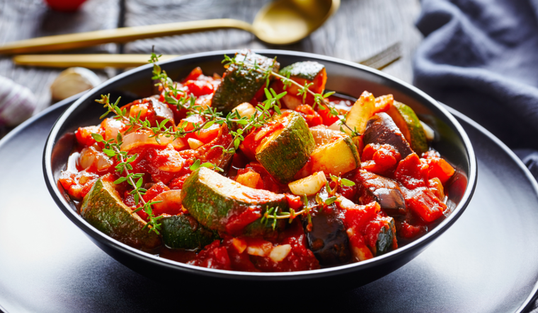 El pisto es un plato tradicional de La Mancha, región central de España, famoso por su cocina sencilla y basada en verduras frescas.