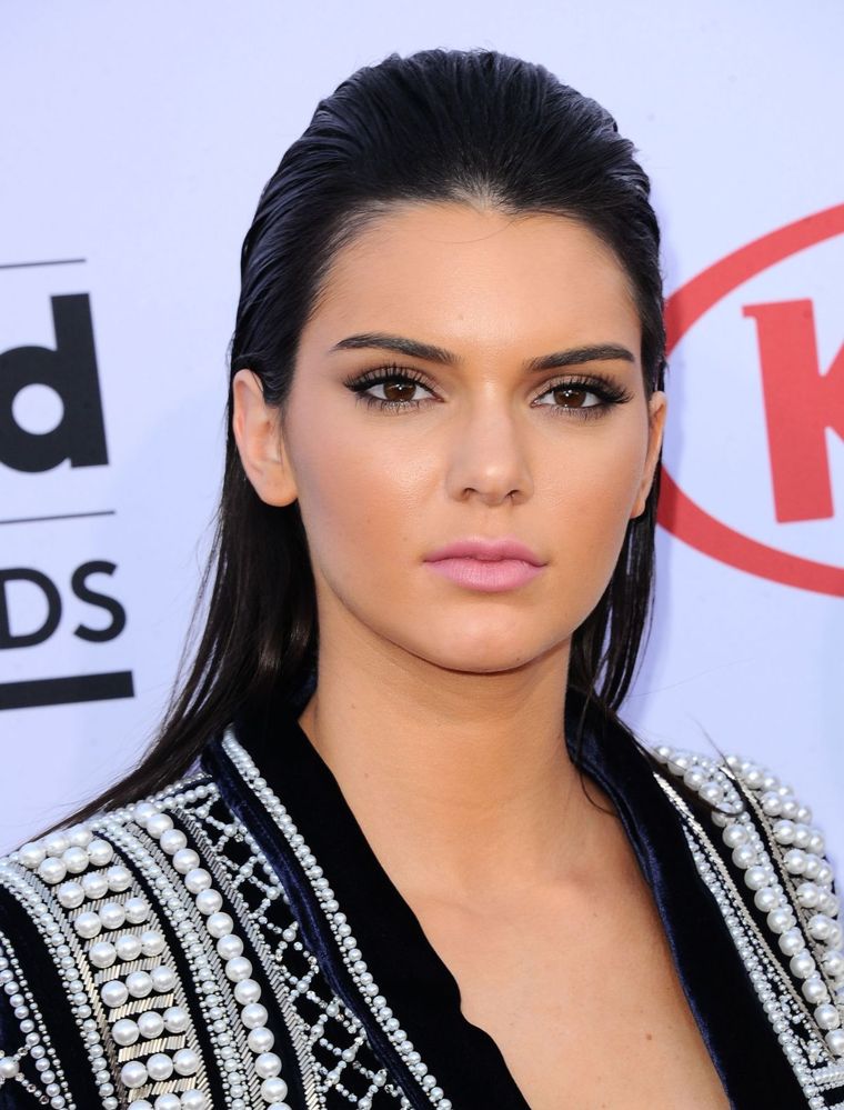 Kendall Jenner elevó la temperatura con un conjunto de cuero negro estilo Gatúbela.
