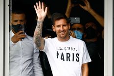 La remera con la que Messi llegó a Paris se agotó en las tiendas del PSG y Adidas prepara una similar Foto: DPA