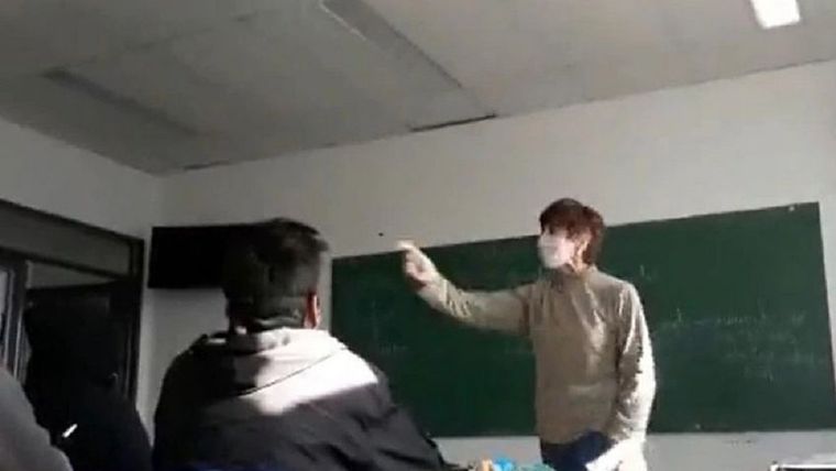 Foto: Laura Radetich, la docente que increpó al alumno. Foto: captura de video.
