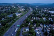 Un área de la Interestatal 81, que los críticos llaman racista, divide un barrio de Siracusa en dos. Foto: GETTY IMAGES