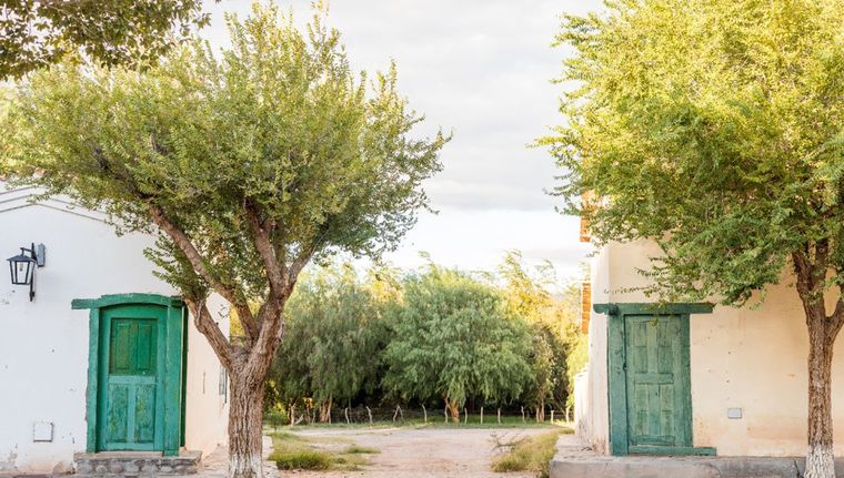 El paisaje de cerros y calles de tierra refuerza en Molinos el perfil de pueblo histórico del norte argentino. El paisaje de cerros y calles de tierra refuerza en Molinos el perfil de pueblo histórico del norte argentino.