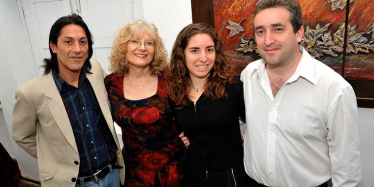 El dueño de casa junto a los músicos: Inés Batura, Irina gruszka y Lucas Ramallo. Foto: Pablo Matar/Mediamza.com