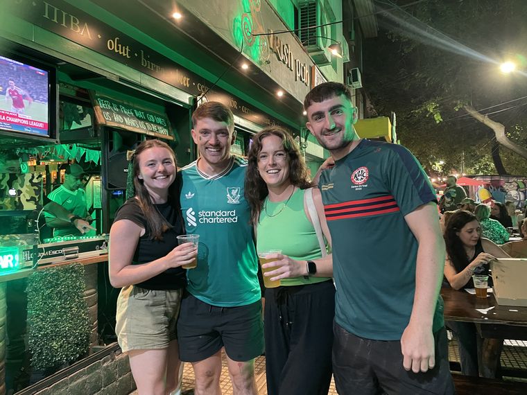 Niamh, Jamie, AJ y Jacob, Irlandeses disfrutando de Mendoza. Niamh, Jamie, AJ y Jacob, Irlandeses disfrutando de Mendoza.