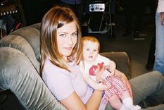 Jennifer Aniston junto a una de las gémelas Sheldon