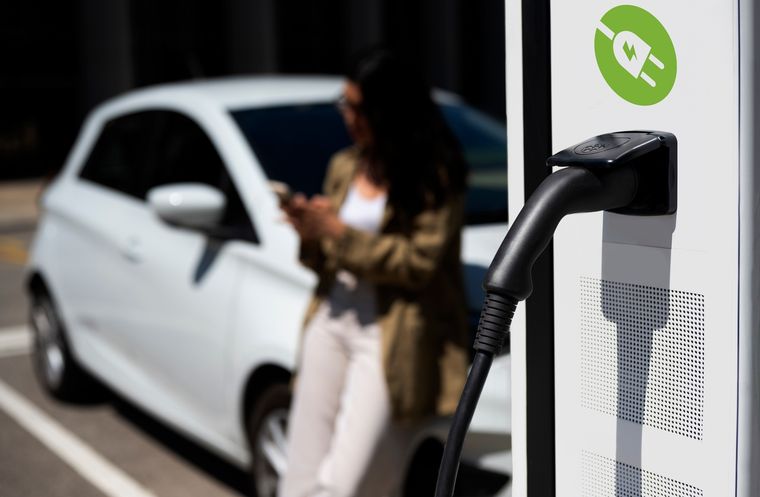 En Argentina, se venden casi 800 vehículos sustentables al mes, entre híbridos y eléctricos Foto: Freepik