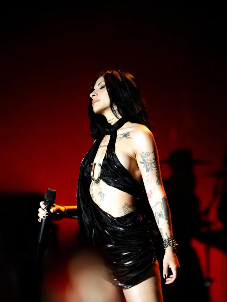 La artista apostó por un look que reinterpretó el poncho y el movimiento del pañuelo. La artista apostó por un look que reinterpretó el poncho y el movimiento del pañuelo.