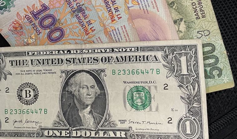 El dólar oficial reabrirá el martes.