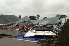 Trece personas fallecieron tras desmoronarse parte de la estructura del gimnasio de un club en Bahía Blanca, en medio de un violento temporal que azotó a esta ciudad, con ráfagas de viento que alcanzaron los 140 kilómetros por hora, provocando la voladura de techos y caída de árboles. Foto: Foto NA