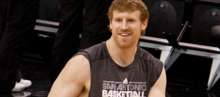 Matt Bonner es un exjugador de baloncesto profesional estadounidense que disputó 11 temporadas en la NBA. Foto: https://upload.wikimedia.org/wikipedia/commons/7/79/Matt_bonner_spurs_2010.jpg