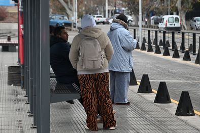 MDZol | metrotranvia paradas gente frio invierno colas (2)