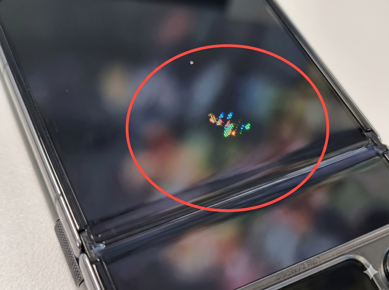 El ingreso de polvo y partículas pequeñas en el mecanismo de cierre puede rayar el panel táctil de los dispositivos de Samsung. El ingreso de polvo y partículas pequeñas en el mecanismo de cierre puede rayar el panel táctil de los dispositivos de Samsung.