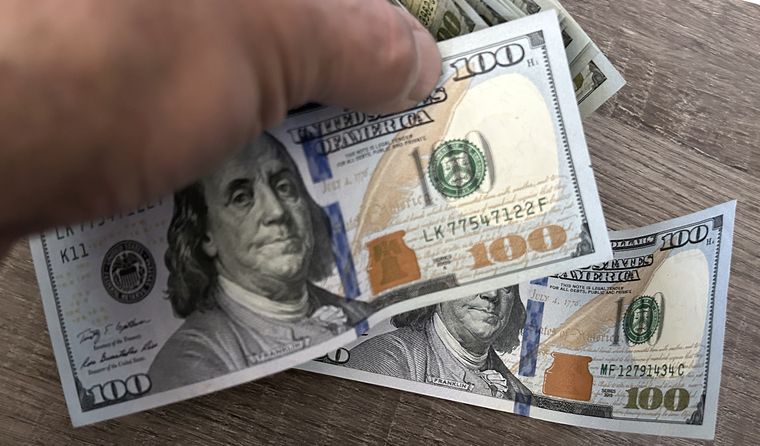 El dólar trepó a $1.380 este lunes.