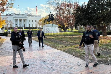 Integrantes del Servicio Secreto de los Estados Unidos custodian la entrada de la Casa Blanca este miércoles, en Washington. Foto: EFE Integrantes del Servicio Secreto de los Estados Unidos custodian la entrada de la Casa Blanca este miércoles, en Washington. Foto: EFE