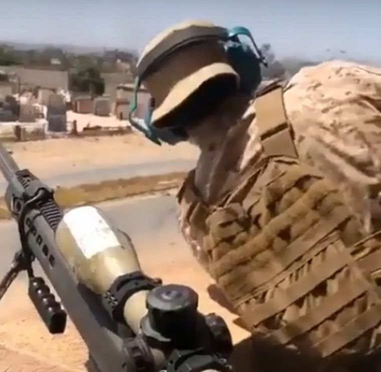 Al acecho El video comienza con varios efectivos al acecho. A los pocos segundos comienza la balacera.