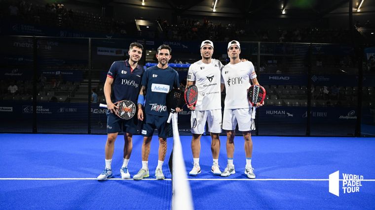 Daniel Sanyo Gutiérrez y Agustín Tapia posan junto a Alejandro Galán y Juan Lebrón antes del partido de la polémica. Foto: Twitter (@WorldPadelTour)