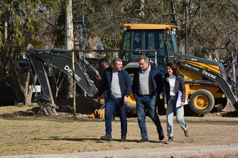 El intendente de Godoy Cruz, Diego Costarelli, visitó la obra junto al secretario de Ambiente, Obras y Servicios Públicos, Darío Falcone El intendente de Godoy Cruz, Diego Costarelli, visitó la obra junto al secretario de Ambiente, Obras y Servicios Públicos, Darío Falcone