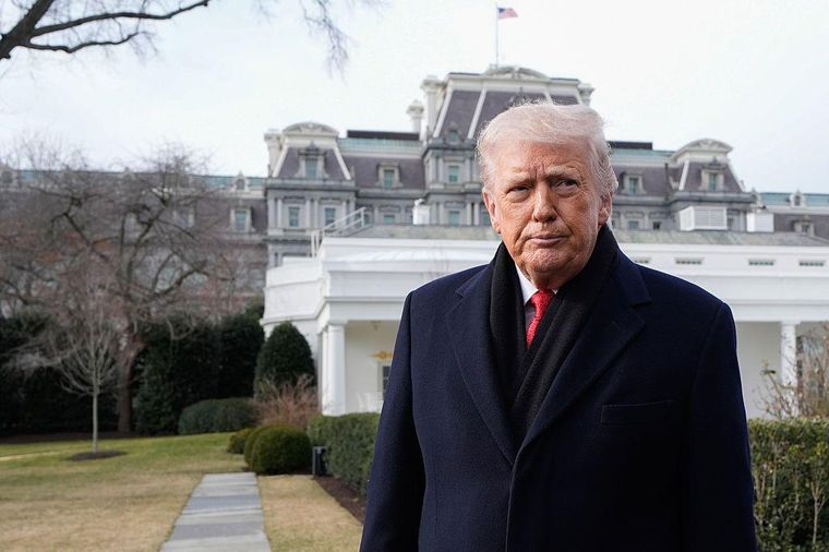 Trump calificó de "peligroso" que sus aliados europeos enviaran más militares a Groenlandia y como respuesta les va a imponer aranceles adicionales.