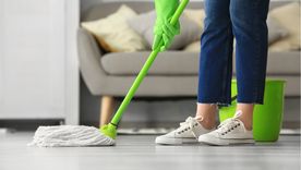 Los expertos agregan un poco de vinagre blanco a la hora de limpiar el piso Foto: Shutterstock Los expertos agregan un poco de vinagre blanco a la hora de limpiar el piso Foto: Shutterstock