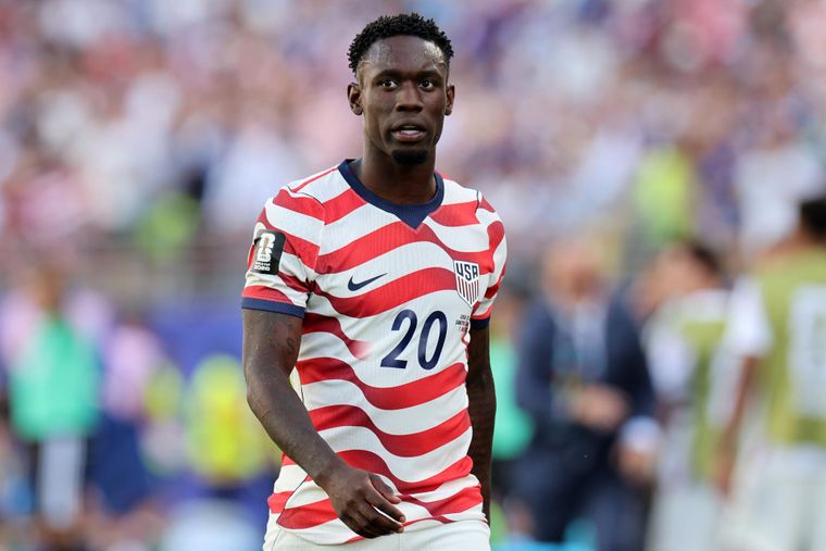 Florain Balogun fue expulsado en el duelo ante Bosnia.