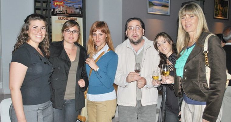 Julieta Muñoz junto a Florencia y Belén, de Bodega Altavista, y Axel y Leticia, de la Dirección de Turismo de Luján de Cuyo. Foto: Gentileza
