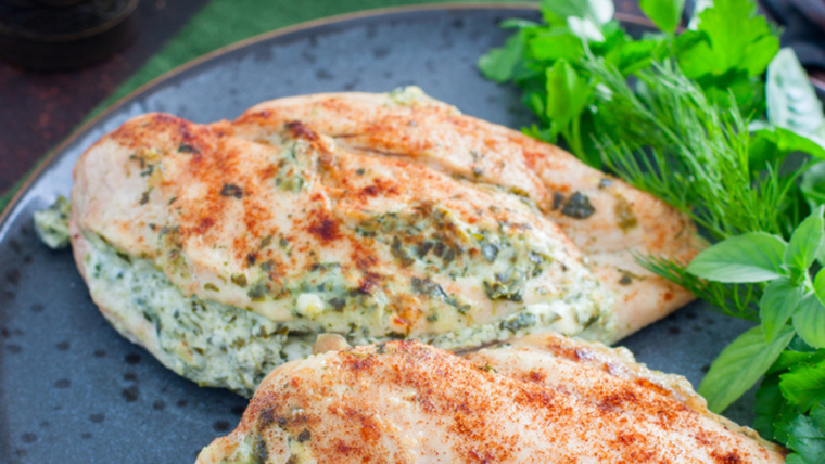 Esta receta es popular porque el relleno mantiene la pechuga jugosa, evitando que se seque durante la cocción. Esta receta es popular porque el relleno mantiene la pechuga jugosa, evitando que se seque durante la cocción.