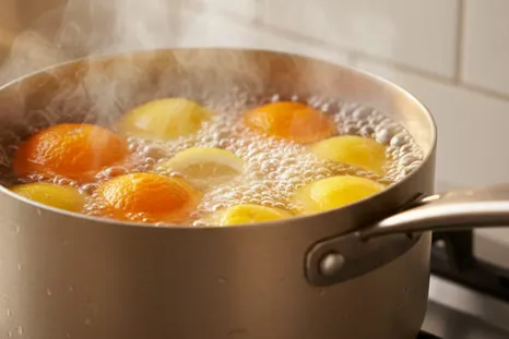 Hervir canela y naranja es simple y se puede usar varias veces la mezcla. Foto: Shutterstock