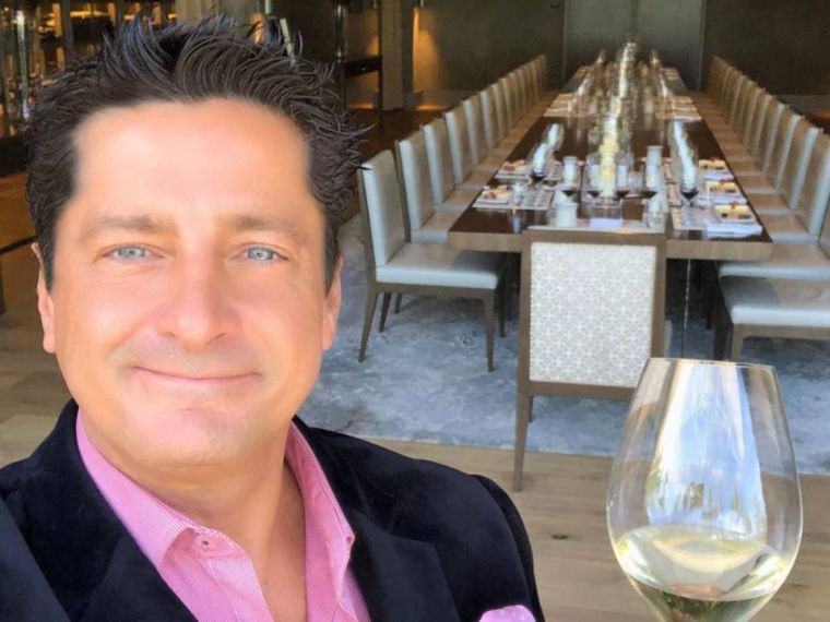 Alejandro Basteri se muestra cada vez más enamorado de su novia, la empresaria mexicana Mariana Otero.