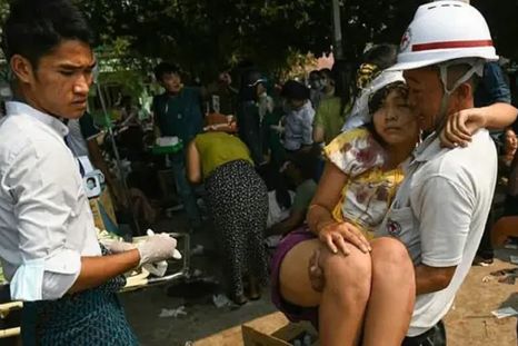 Una mujer es ayudada por los servicios de rescate de Myanmar. Foto: BBC