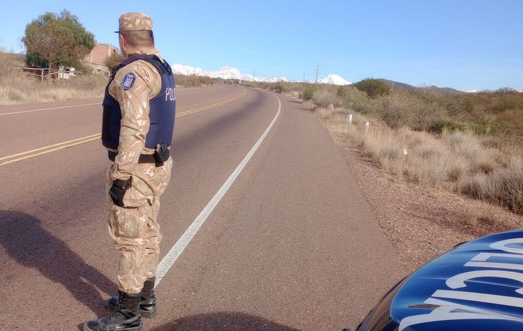 Efectivos de la Policía Rural trabajando en Las Heras en el secuestro de carne en mal estado.