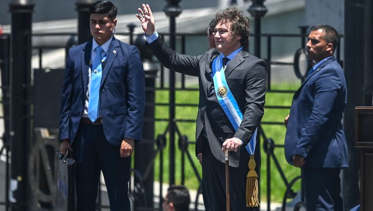 Javier Milei brindó su primer discurso de cara a la gente y de espaldas al Congreso Foto: Télam
