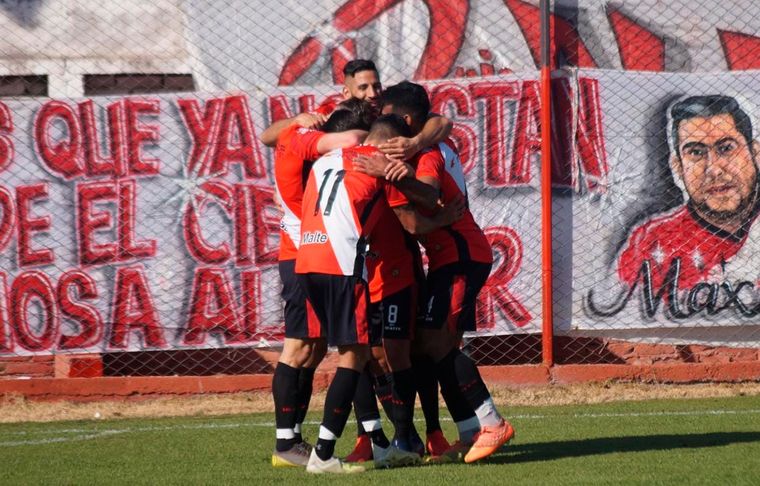 Doblete de Eggel, a los 5 y 12, y el tercero de Moyano, a los 24 del primer tiempo. Fiesta en el Sperdutti. Foto: prensa Maipú