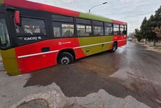 Un socavón en una calle de Las Heras provocó el hundimiento de un colectivo de la línea 900.